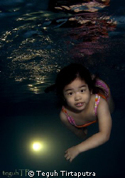 My 3.5 years lil daughter learning how to dive...captured... by Teguh Tirtaputra 